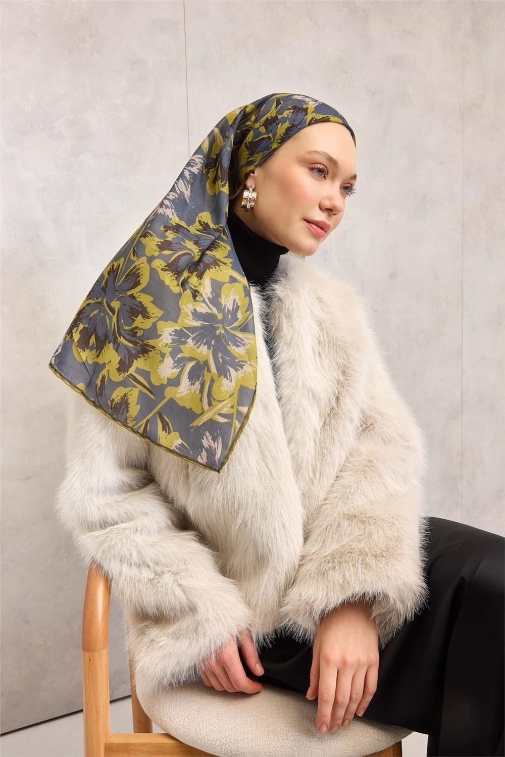 Pamuk Polyester Eşarp Vizon Büyük Papatya Desenli Soft Dokulu Kaymaz 90x90