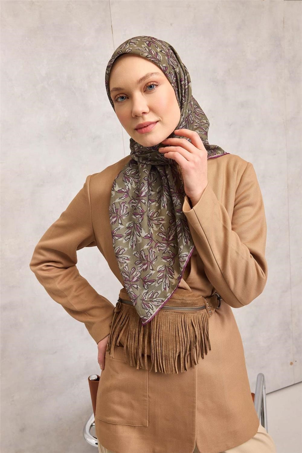 Pamuk Polyester Soft Eşarp Asker Yeşili Çiçek Desenli Kaymaz Dokulu 90x90