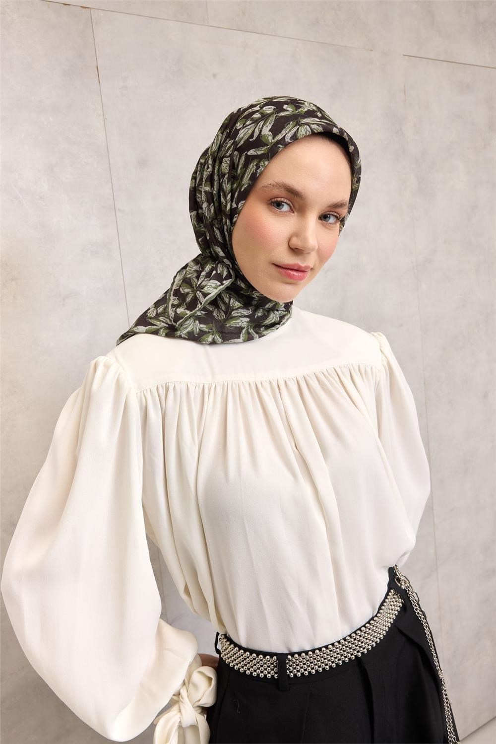 Pamuk Polyester Soft Eşarp Duman Siyahı Çiçek Desenli Kaymaz Dokulu 90x90
