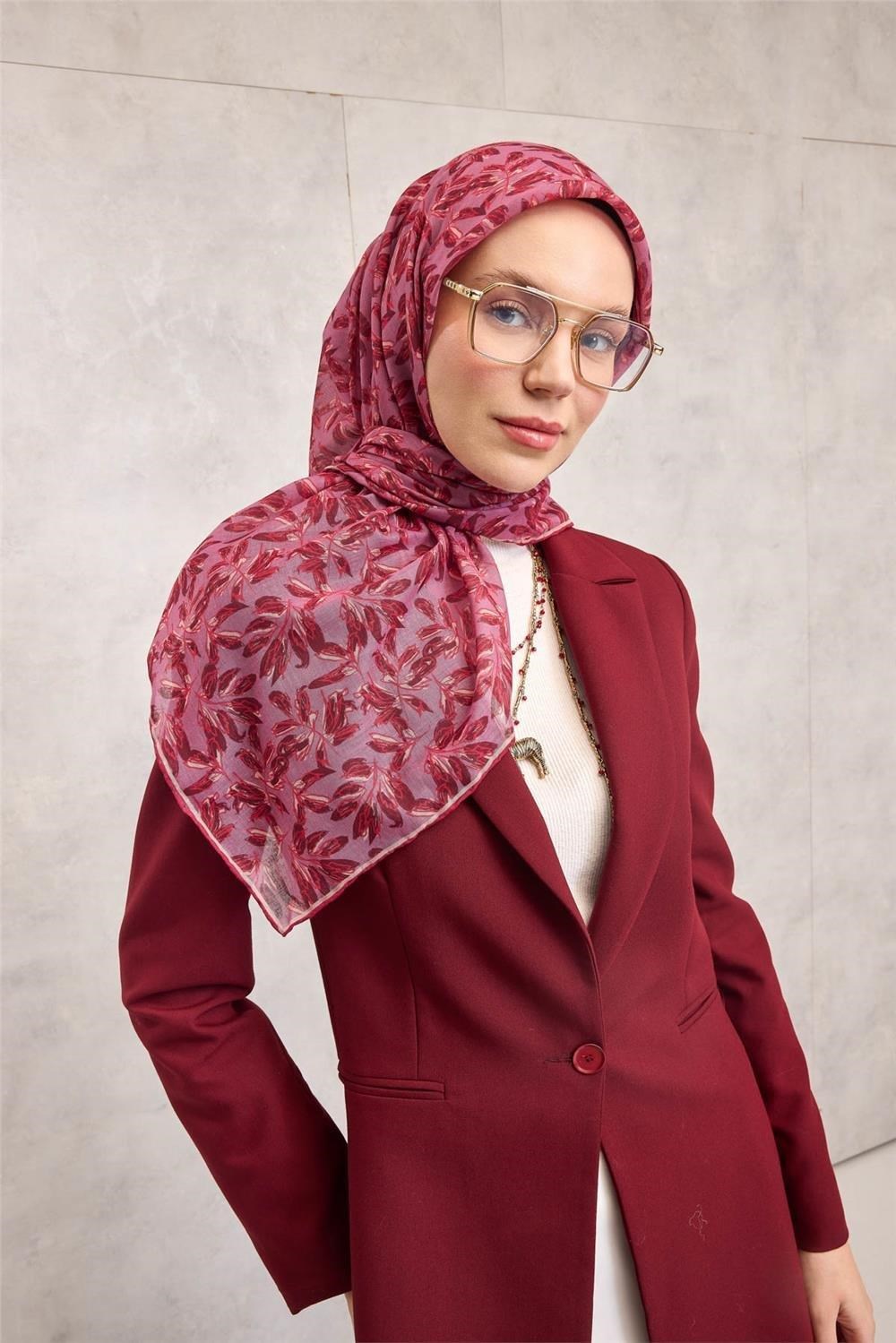 Pamuk Polyester Soft Eşarp Eflatun Çiçek Desenli Kaymaz Dokulu Tok Duruşlu 90x90