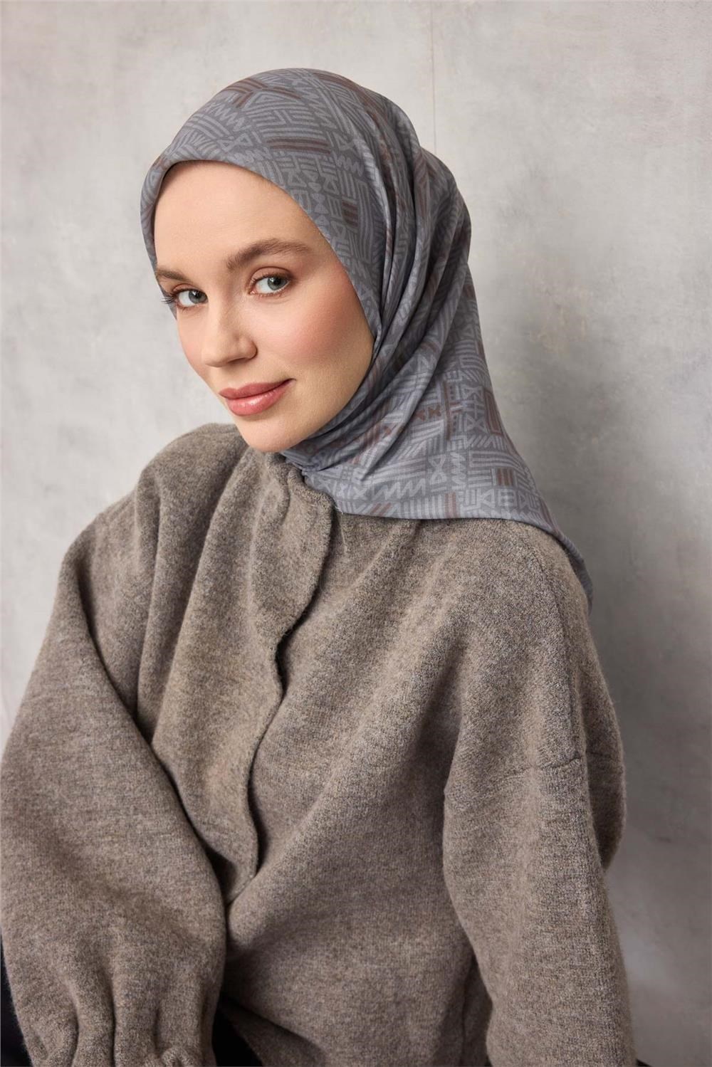Pamuk Polyester Soft Eşarp Gri Geometrik Desenli Kaymaz Tok Duruşlu 90x90