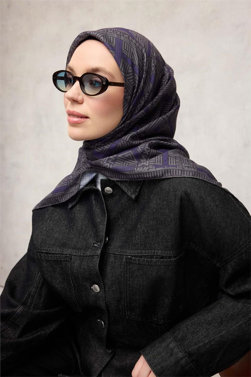 Pamuk Polyester Soft Eşarp Gri Yeşil Geometrik Desenli Kaymaz Dokulu Tok Duruşlu 90x90