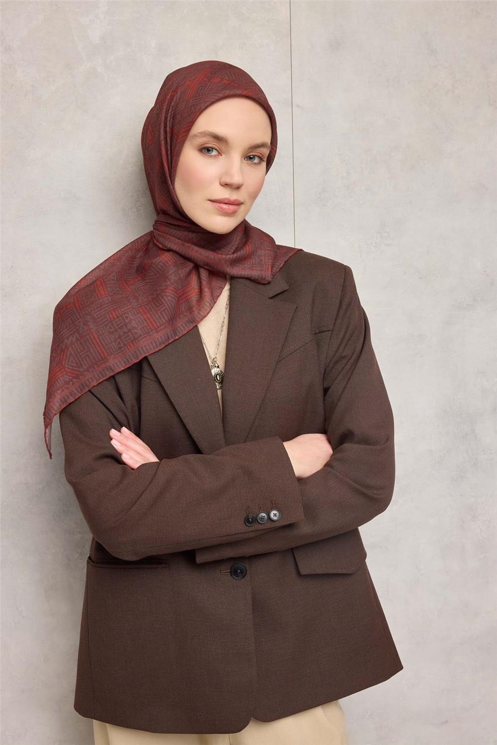 Pamuk Polyester Soft Eşarp Kiremit Geometrik Desenli Kaymaz Dokulu Tok Duruşlu 90x90