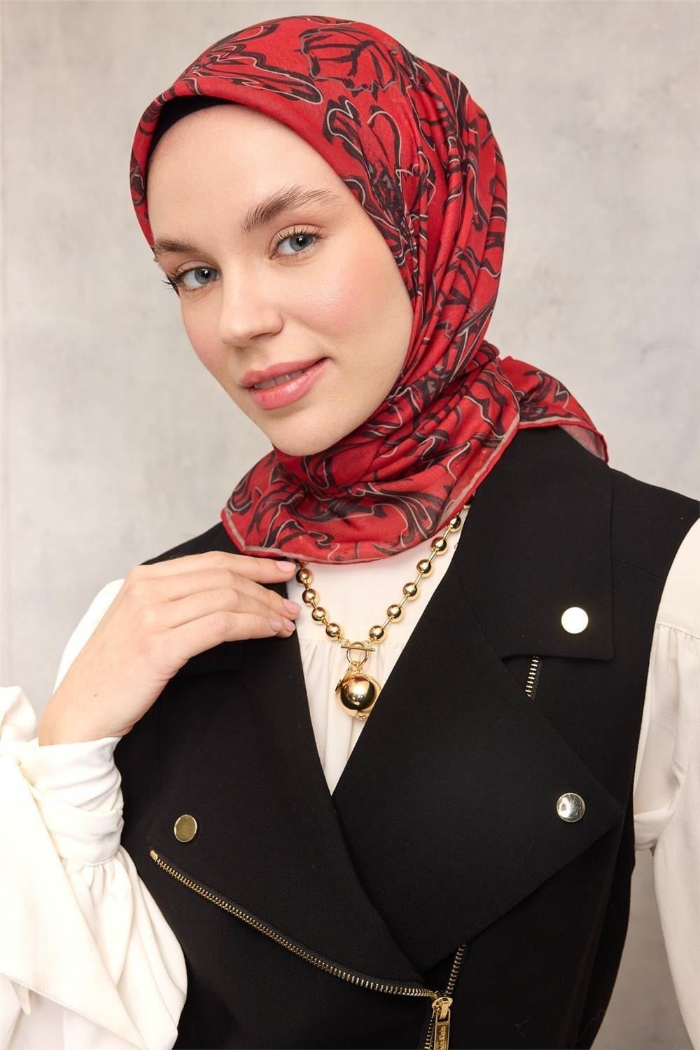 Pamuk Polyester Soft Eşarp Kırmızı Zemin Vizon-Siyah Lilyum Desenli Kaymaz Tok Duruşlu 90x90