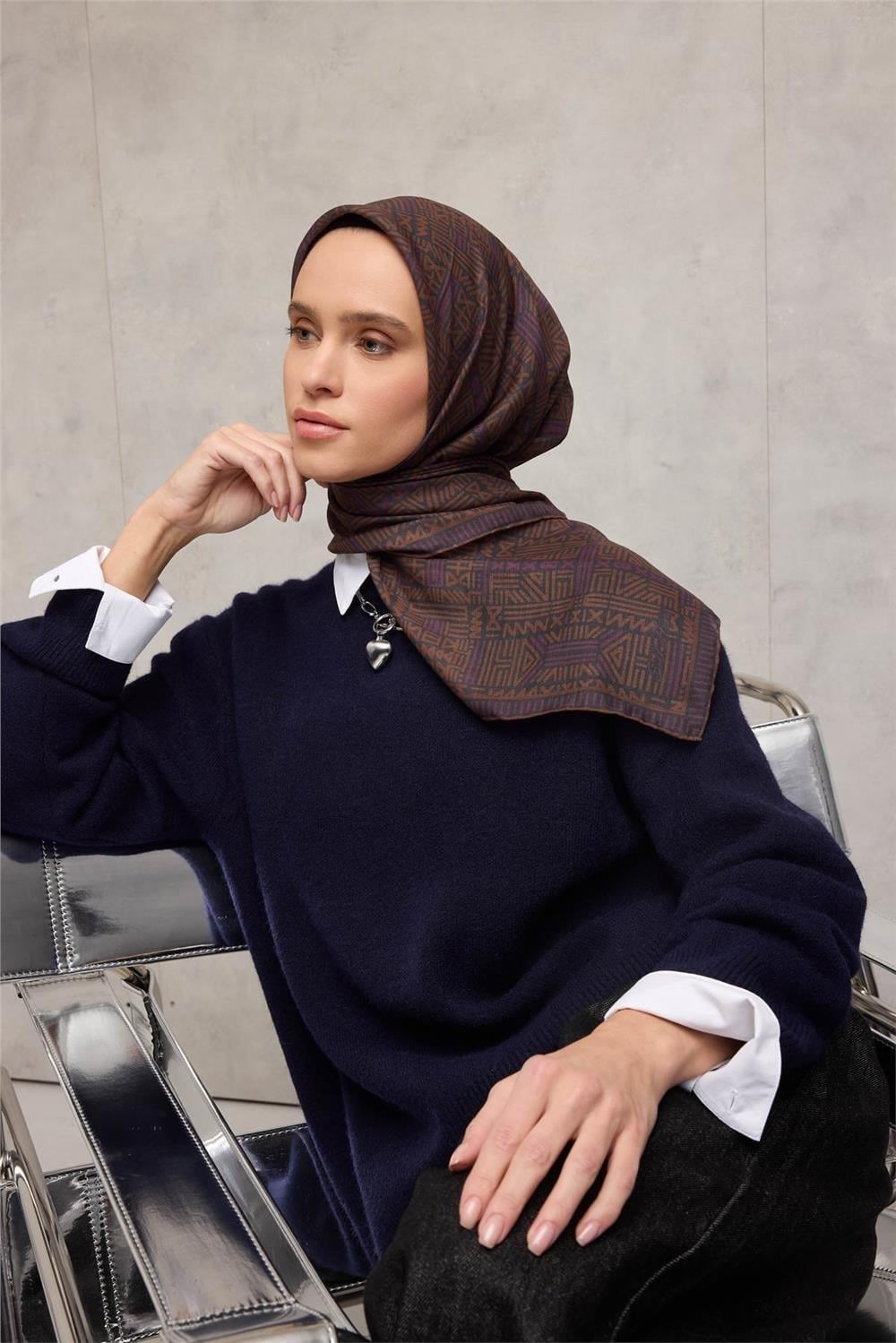 Pamuk Polyester Soft Eşarp Koyu Gri Geometrik Desenli Kaymaz Dokulu Tok Duruşlu 90x90