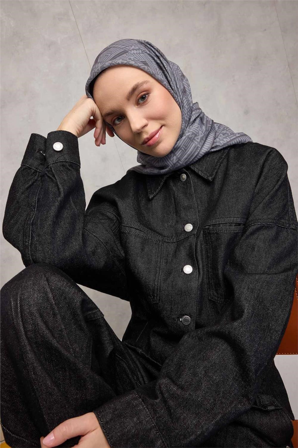 Pamuk Polyester Soft Eşarp Koyu Gri Geometrik Desenli Kaymaz Tok Duruşlu 90x90