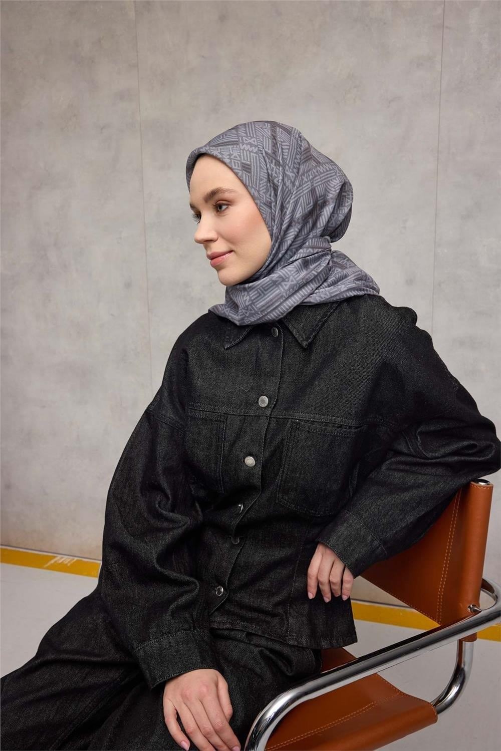 Pamuk Polyester Soft Eşarp Koyu Gri Geometrik Desenli Kaymaz Tok Duruşlu 90x90
