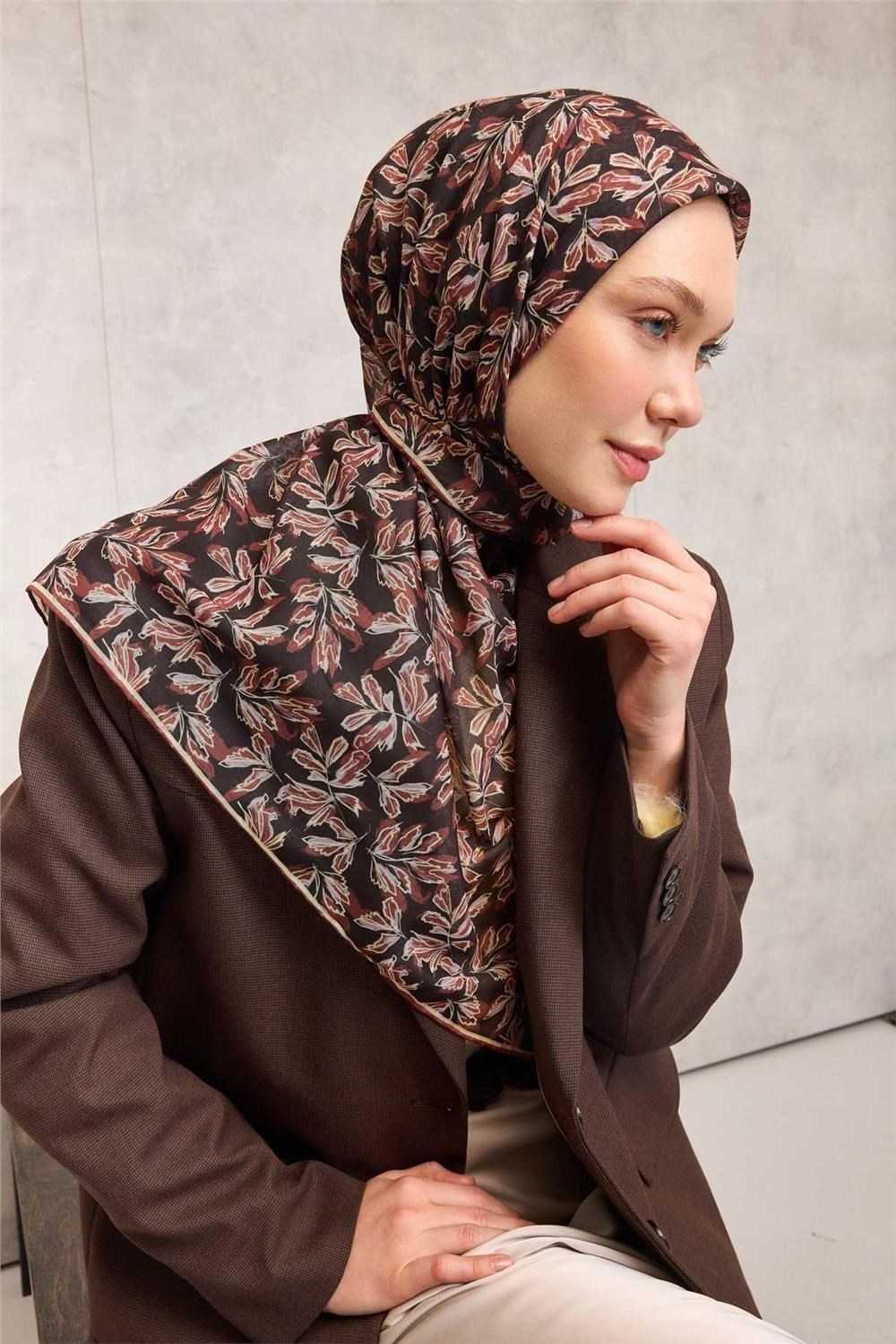 Pamuk Polyester Soft Eşarp Koyu Kahverengi Çiçek Desenli Kaymaz Dokulu 90x90