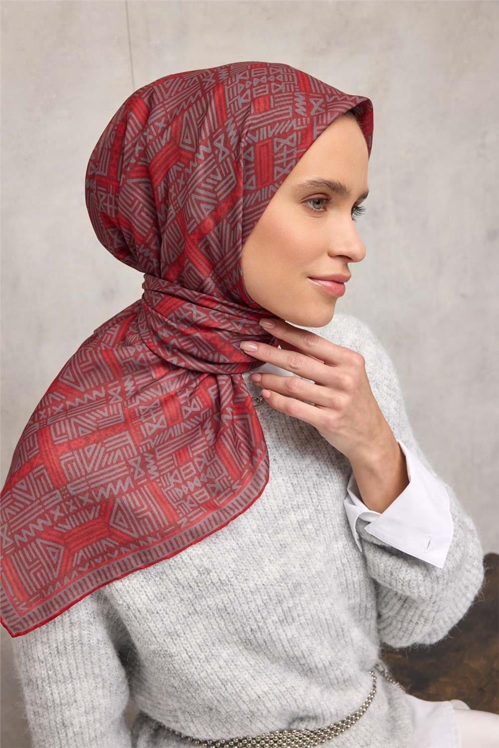 Pamuk Polyester Soft Eşarp Koyu Kırmızı Geometrik Desenli Kaymaz Tok Duruşlu 90x90
