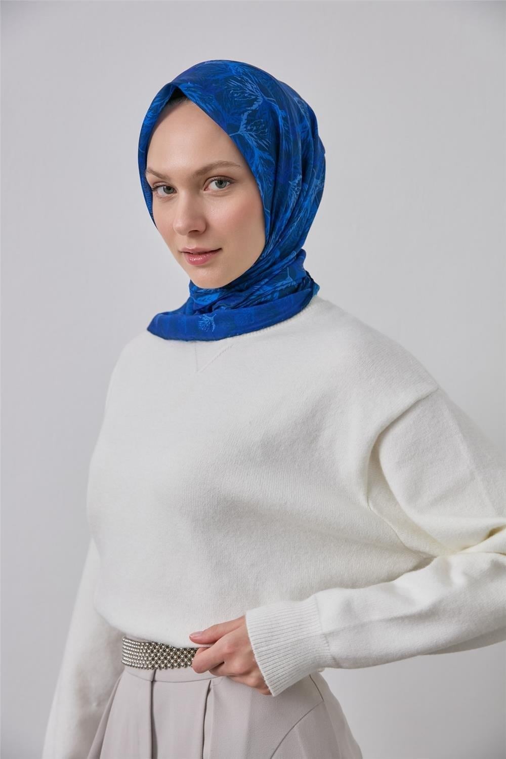 Pamuk Polyester Soft Eşarp Koyu Lacivert Yaprak Desen 90*90