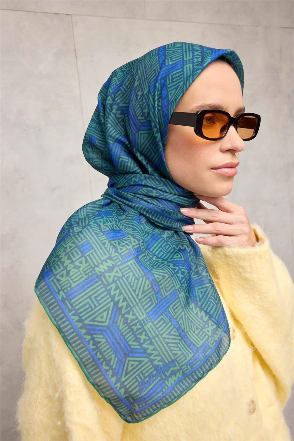 Pamuk Polyester Soft Eşarp Koyu Lacivert Geometrik Desenli Kaymaz Tok Duruşlu 90x90