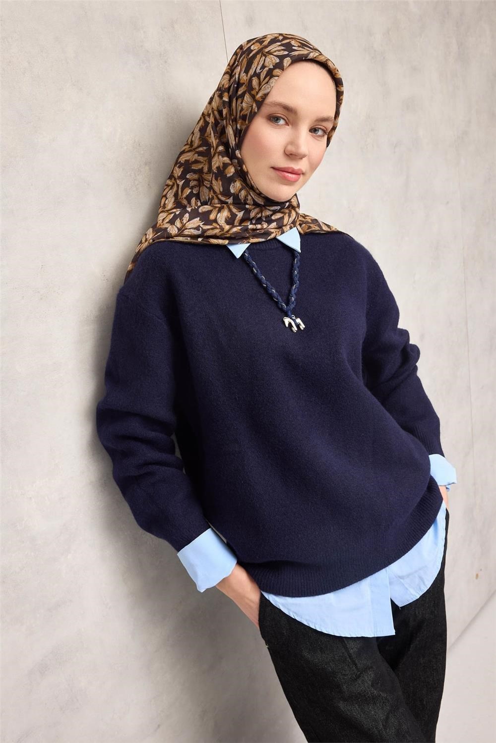 Pamuk Polyester Soft Eşarp Koyu Siyah Çiçek Desenli Kaymaz Dokulu 90x90