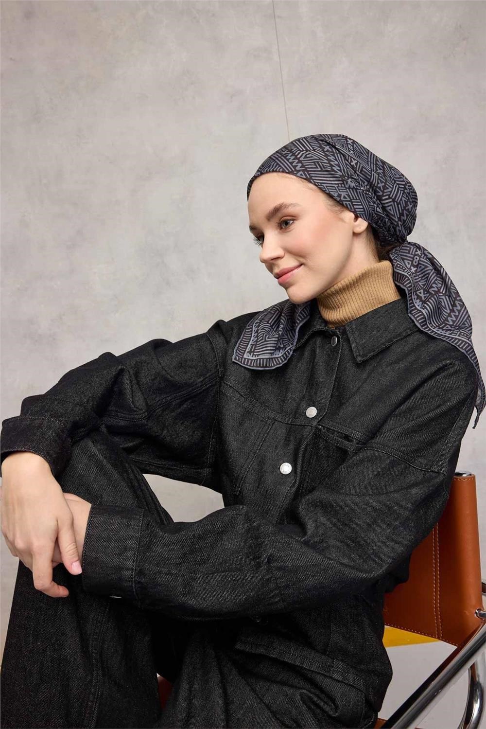 Pamuk Polyester Soft Eşarp Koyu Siyah Geometrik Desenli Kaymaz Dokulu Tok Duruşlu 90x90