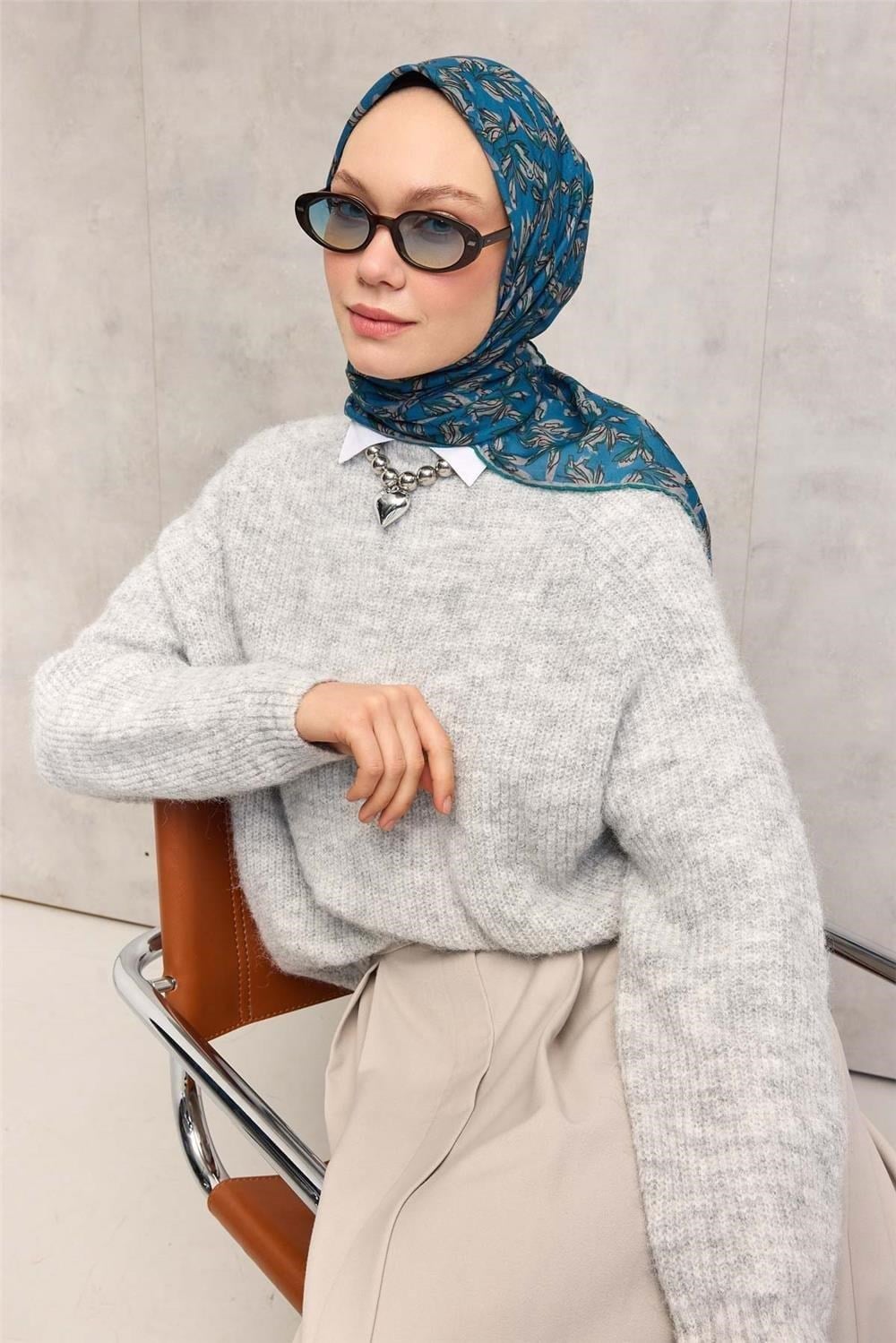Pamuk Polyester Soft Eşarp Mavi Çiçek Desenli Kaymaz Dokulu 90x90