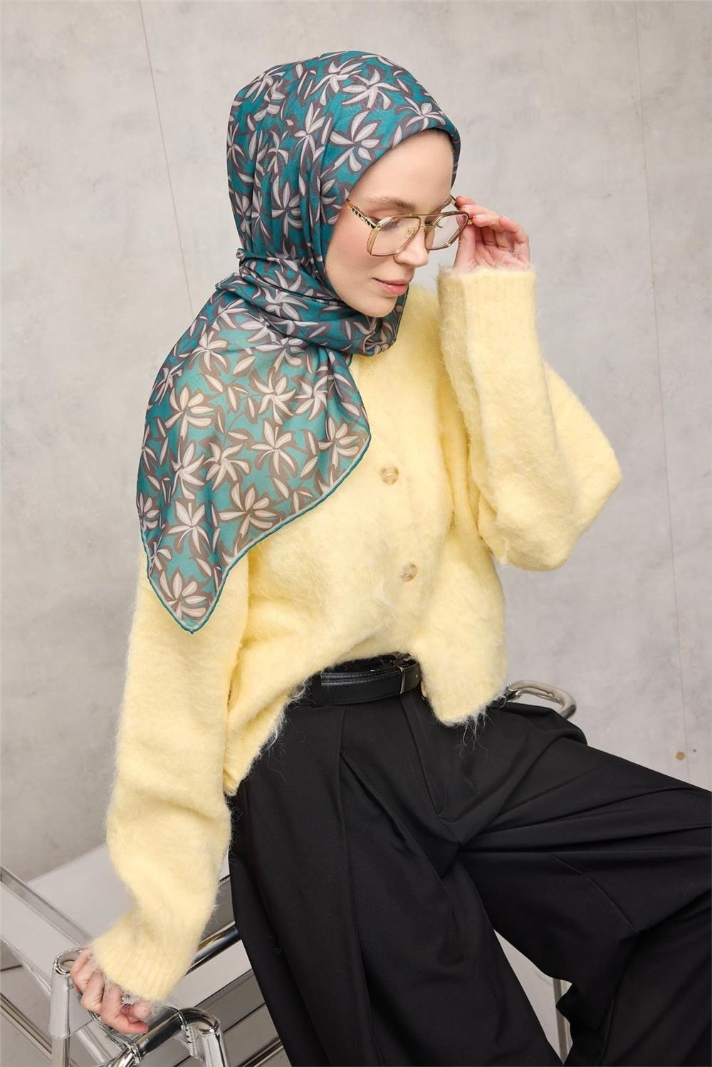 Pamuk Polyester Soft Eşarp Patina Yeşili Flora Desenli Kaymaz Dokulu 90x90