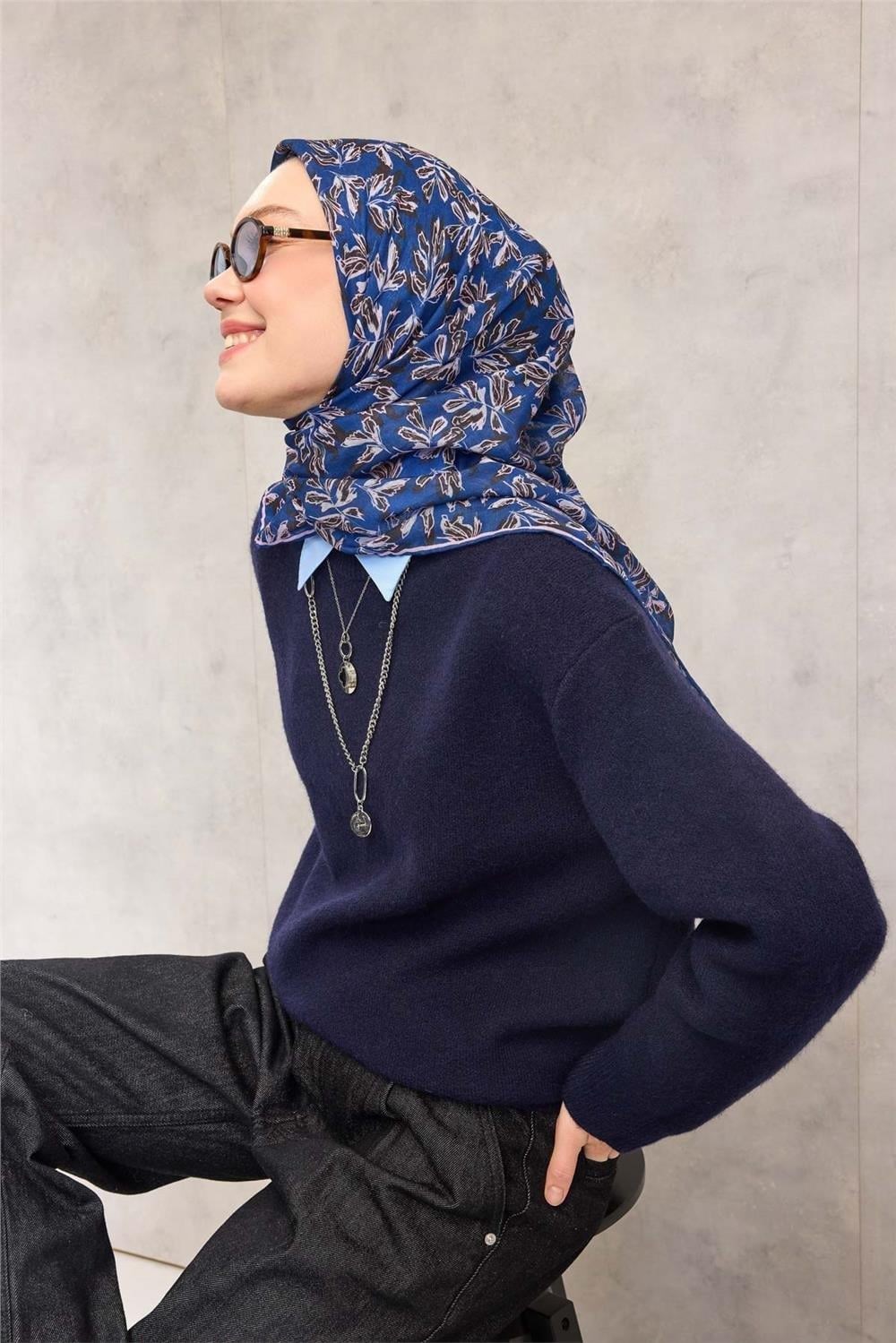 Pamuk Polyester Soft Eşarp Saks Mavisi Çiçek Desenli Kaymaz Dokulu 90x90