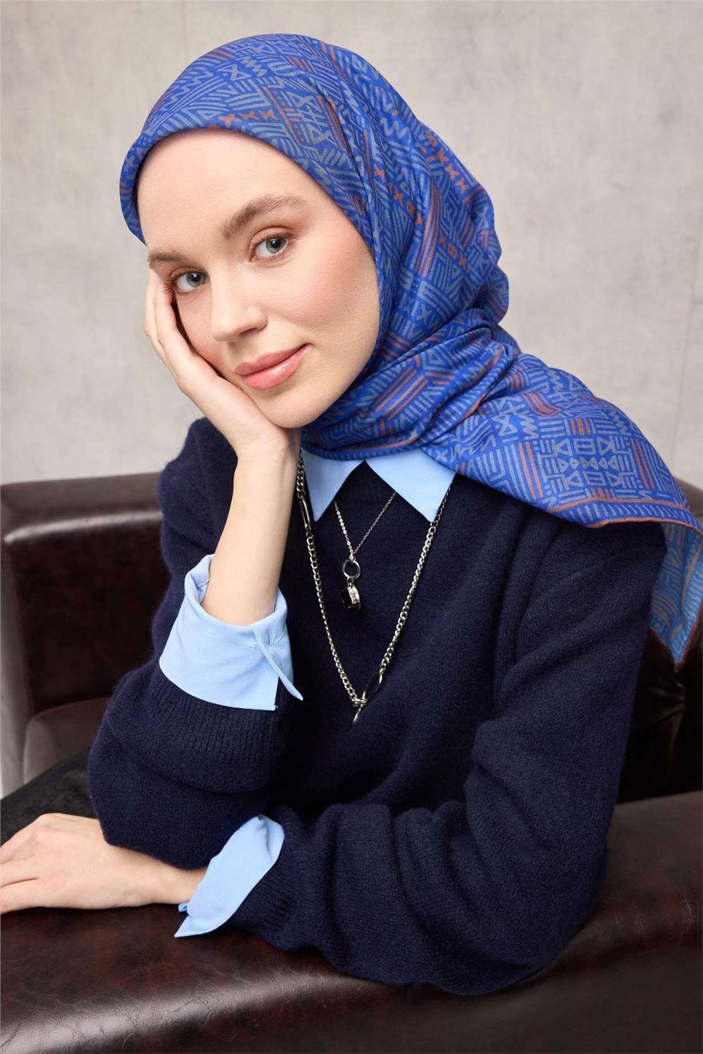 Pamuk Polyester Soft Eşarp Saks Mavisi Geometrik Desenli Kaymaz Tok Duruşlu 90x90