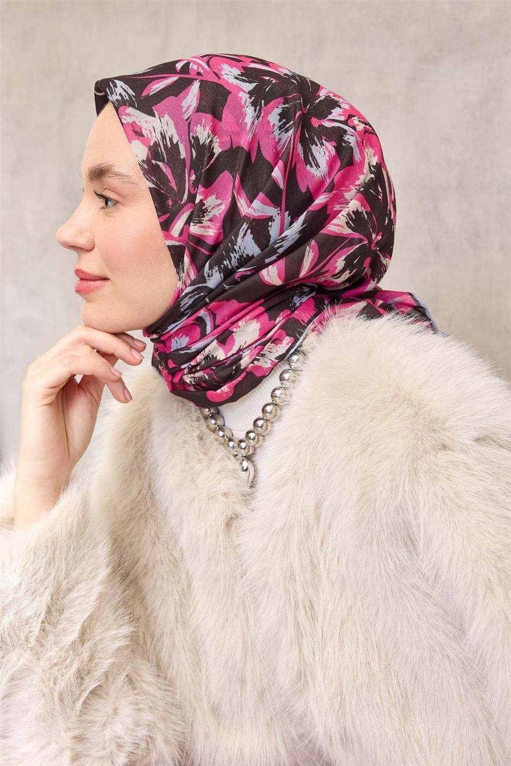 Pamuk Polyester Soft Eşarp Siyah Fuşya Büyük Papatya Desenli Tok Duruşlu 90x90