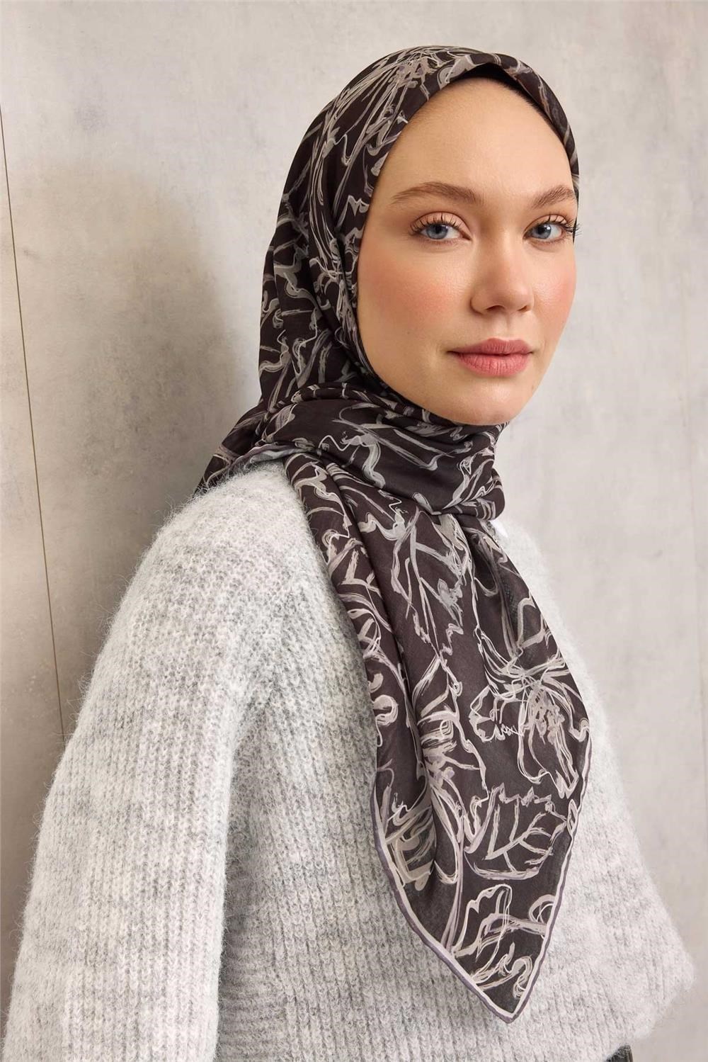 Pamuk Polyester Soft Eşarp Siyah Lilium Desenli Kaymaz Dokulu 90x90