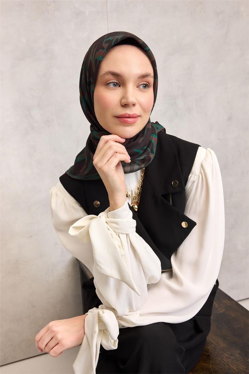 Pamuk Polyester Soft Eşarp Siyah Soyut Desenli Nefes Alan Hafif 90x90