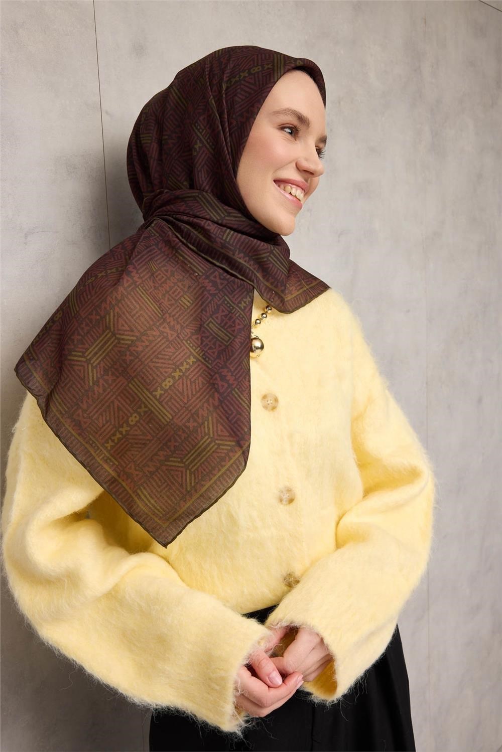 Pamuk Polyester Soft Eşarp Soluk Siyah Geometrik Desenli Kaymaz Dokulu Tok Duruşlu 90x90