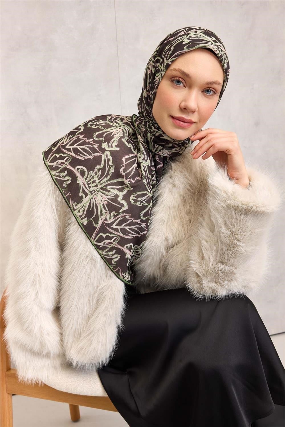 Pamuk Polyester Soft Eşarp Soluk Siyah Lilyum Desenli Tok Duruşlu 90x90