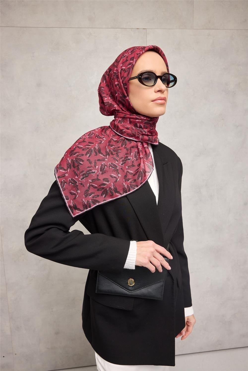 Pamuk Polyester Soft Eşarp Vişne Çiçek Desenli Kaymaz Dokulu Tok Duruşlu 90x90