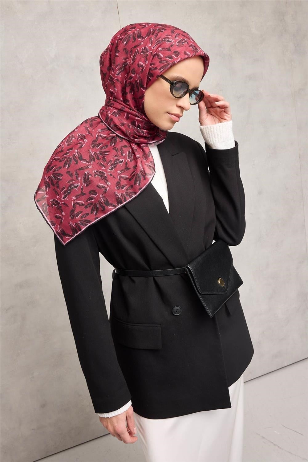 Pamuk Polyester Soft Eşarp Vişne Çiçek Desenli Kaymaz Dokulu Tok Duruşlu 90x90