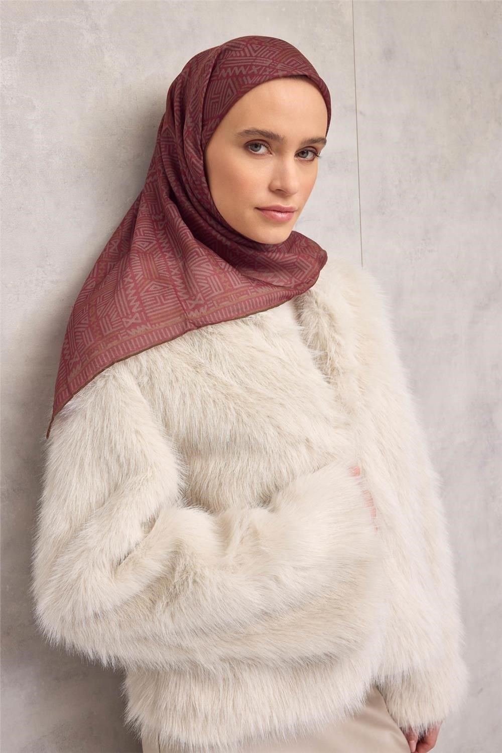 Pamuk Polyester Soft Eşarp Vişne Çürüğü Geometrik Desenli Kaymaz Tok Duruşlu 90x90