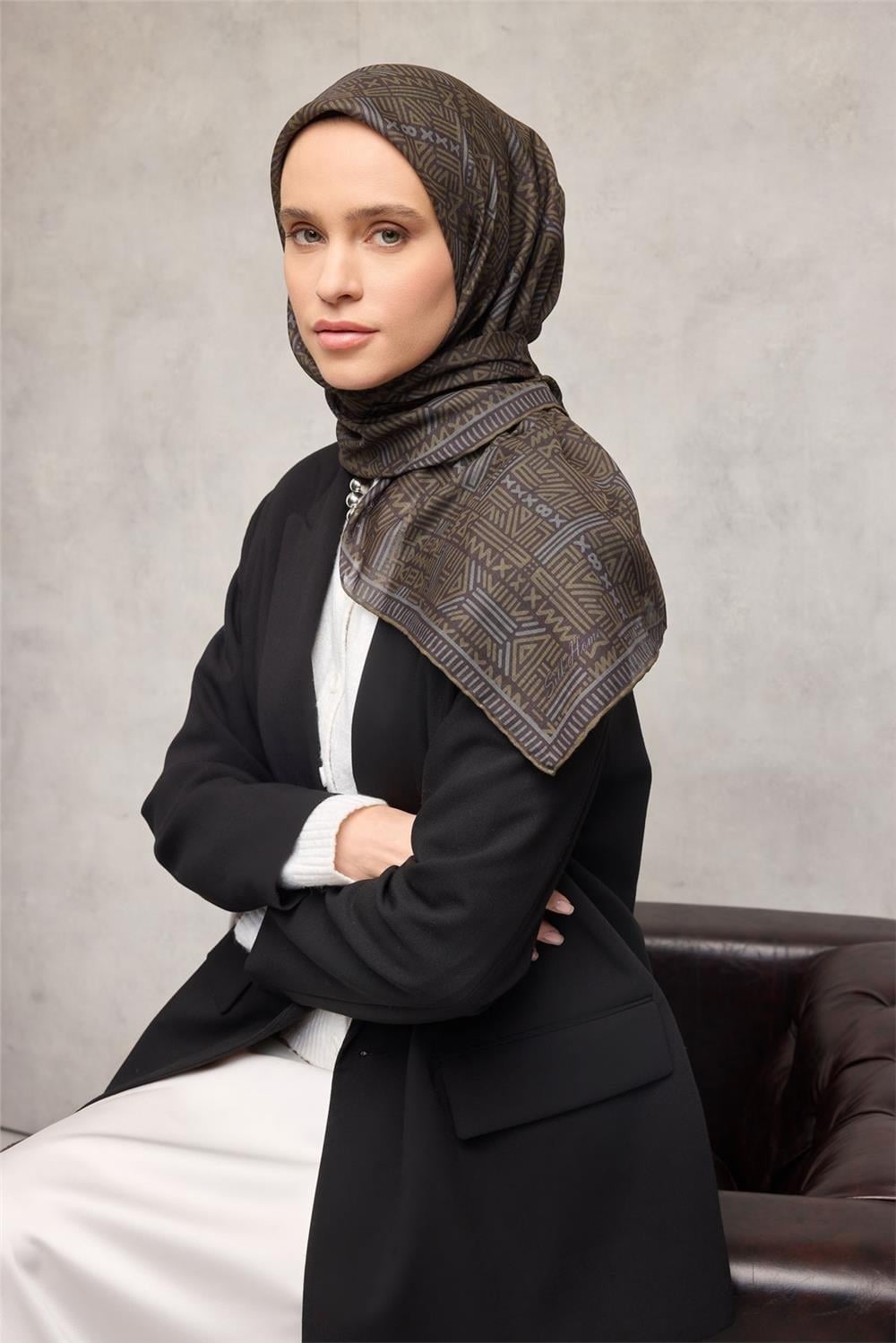 Pamuk Polyester Soft Eşarp Yağ Yeşili Geometrik Desenli Kaymaz Dokulu Tok Duruşlu 90x90