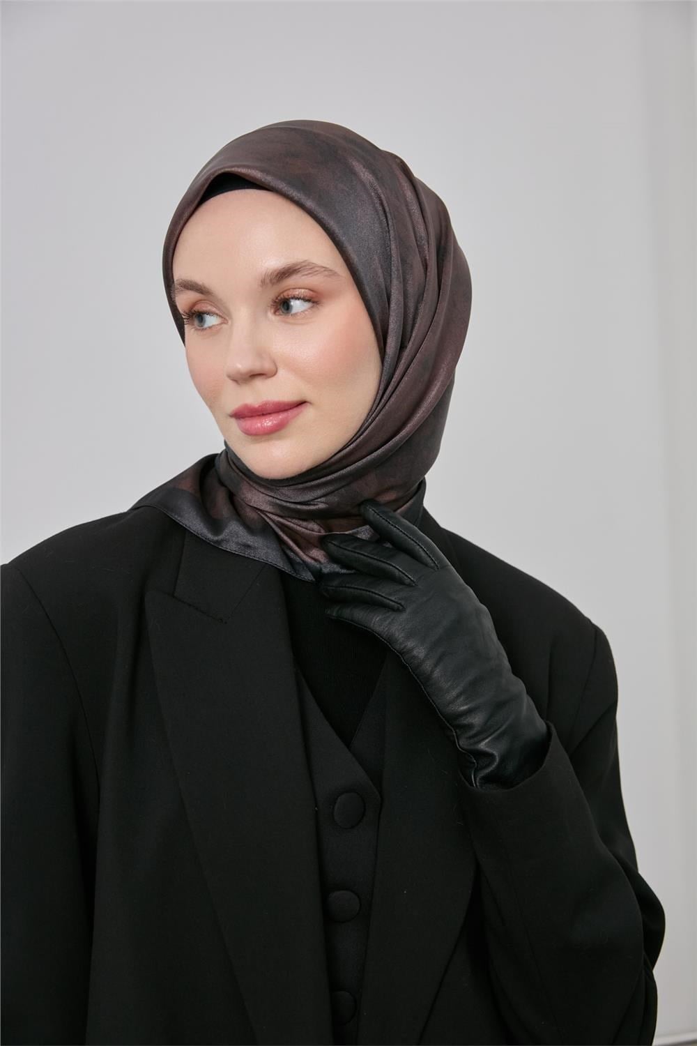 Polyester Karışımlı Shiny Eşarp Acı Kahve Etnik Desenli Parlak Dokulu 90x90