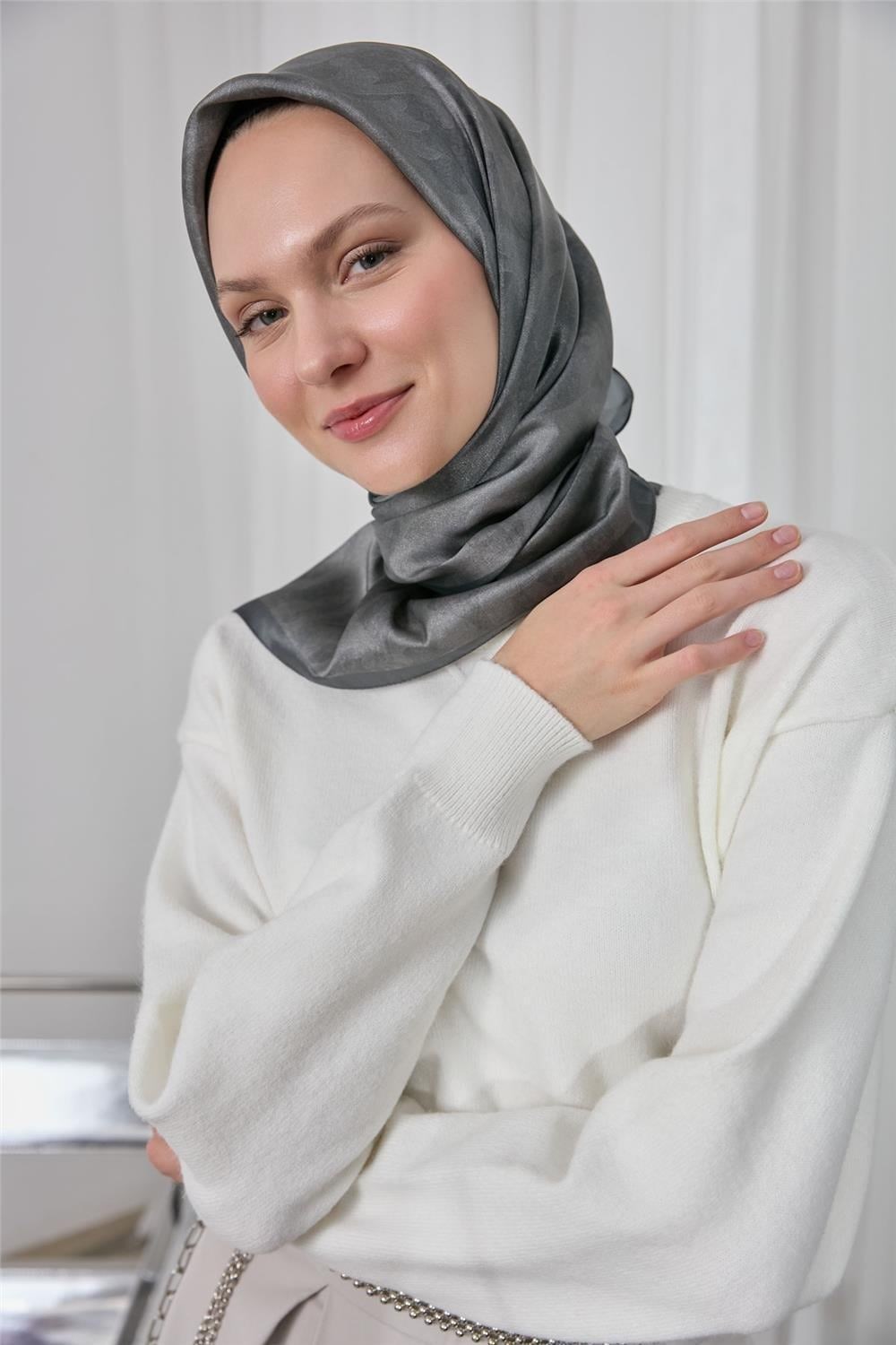 Polyester Karışımlı Shiny Eşarp Gri Etnik Desenli Parlak Dokulu 90x90