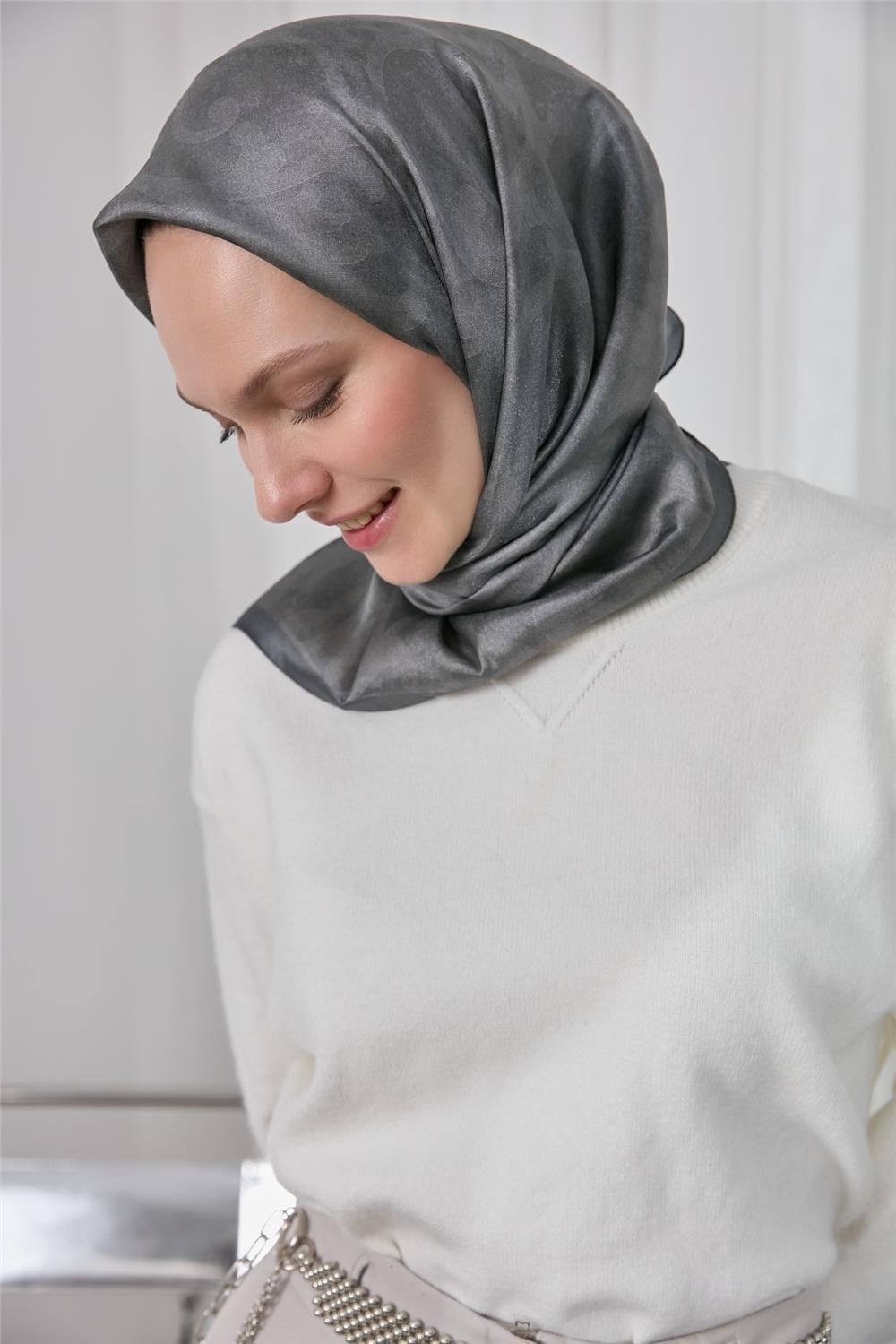 Polyester Karışımlı Shiny Eşarp Gri Etnik Desenli Parlak Dokulu 90x90
