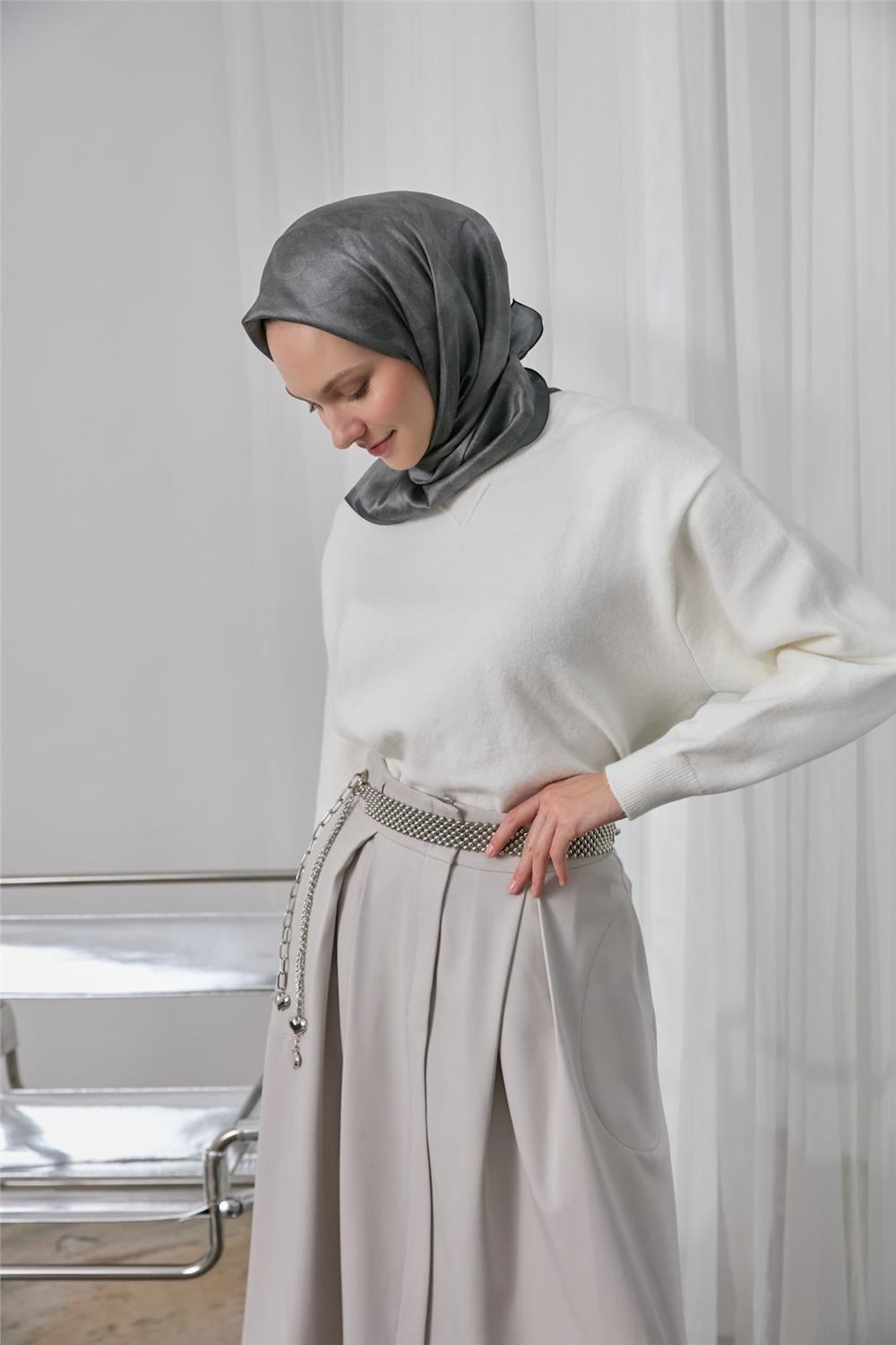 Polyester Karışımlı Shiny Eşarp Gri Etnik Desenli Parlak Dokulu 90x90
