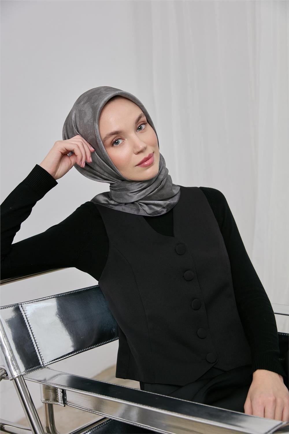 Polyester Karışımlı Shiny Eşarp Gümüş Etnik Desenli Parlak Dokulu 90x90