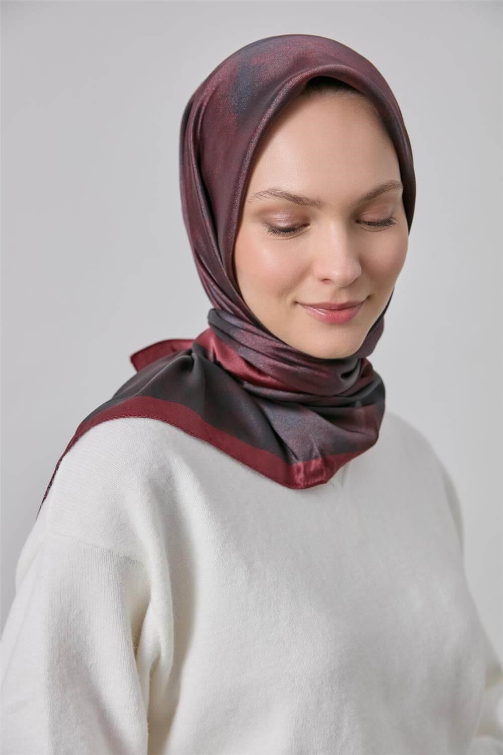 Polyester Karışımlı Shiny Eşarp Kırmızı Etnik Desenli Parlak Dokulu 90x90