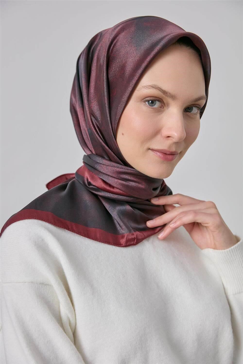 Polyester Karışımlı Shiny Eşarp Kırmızı Etnik Desenli Parlak Dokulu 90x90