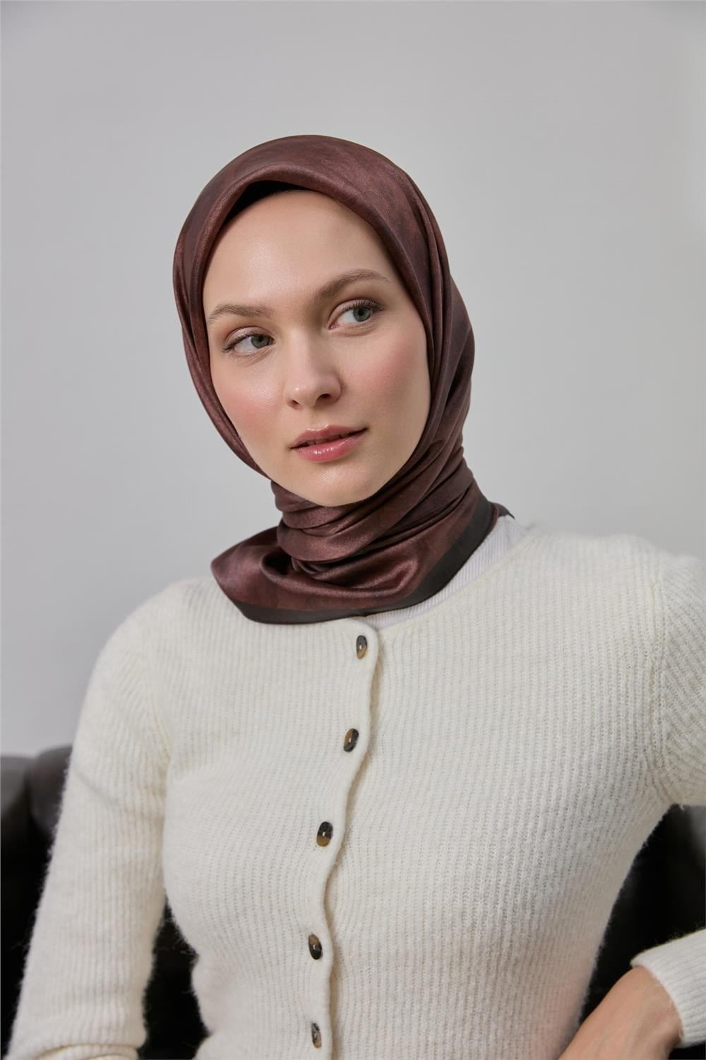 Polyester Karışımlı Shiny Eşarp Kızıl Kahve Etnik Desenli Parlak Dokulu 90x90