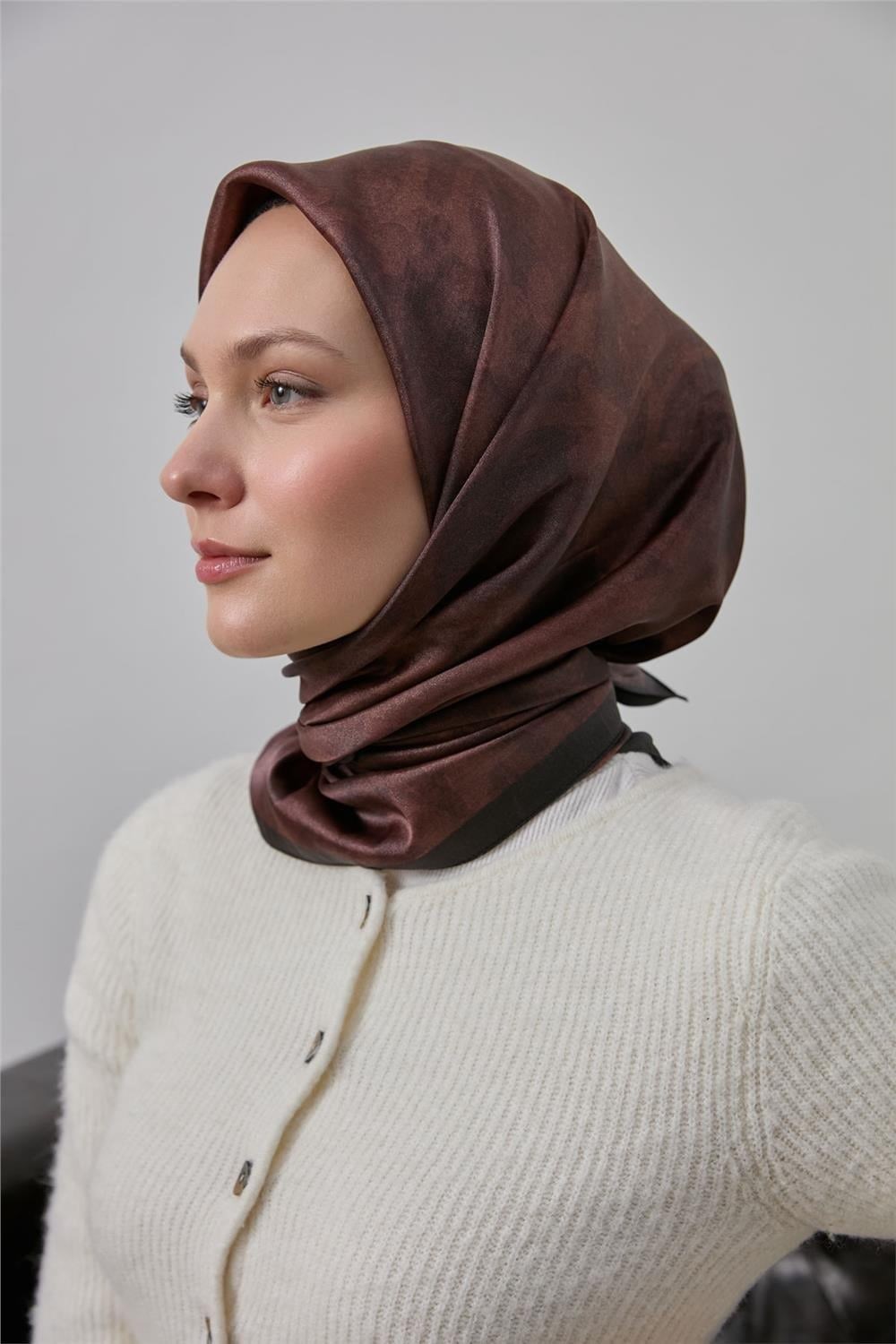 Polyester Karışımlı Shiny Eşarp Kızıl Kahve Etnik Desenli Parlak Dokulu 90x90