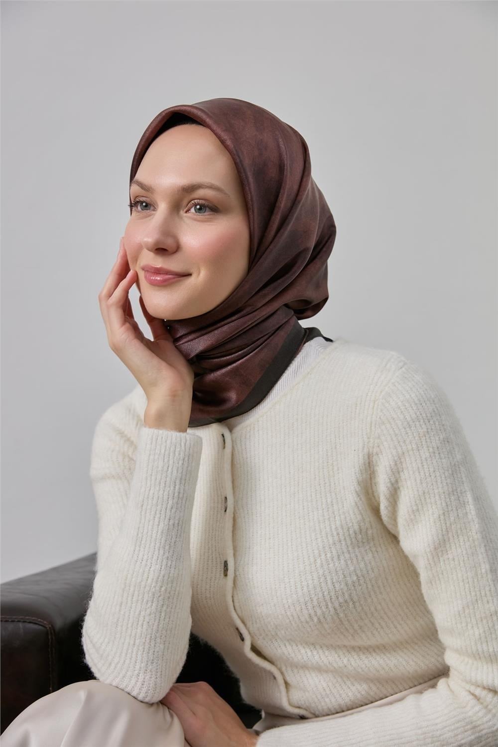 Polyester Karışımlı Shiny Eşarp Kızıl Kahve Etnik Desenli Parlak Dokulu 90x90