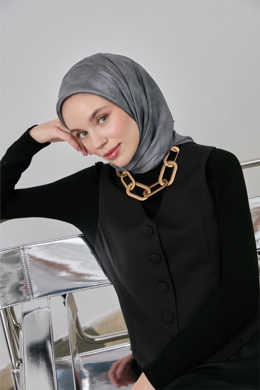 Polyester Karışımlı Shiny Eşarp Koyu Gri Etnik Desenli Parlak Dokulu 90x90