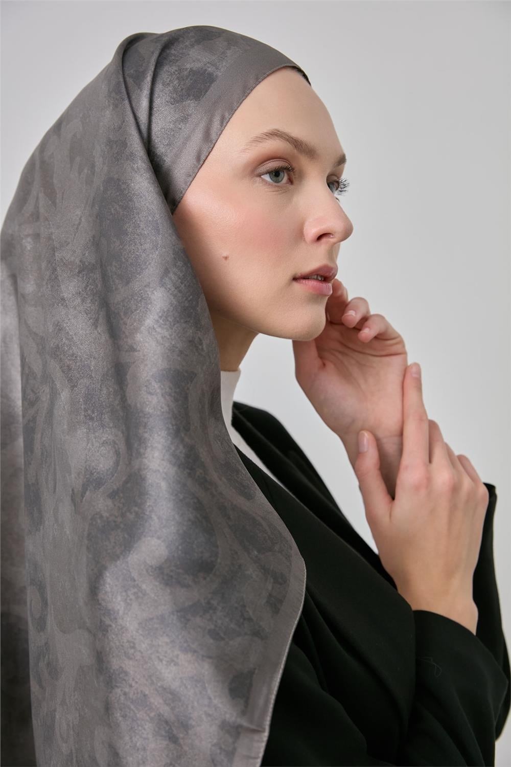 Polyester Karışımlı Shiny Eşarp Metalik Gri Etnik Desenli Parlak Dokulu 90x90
