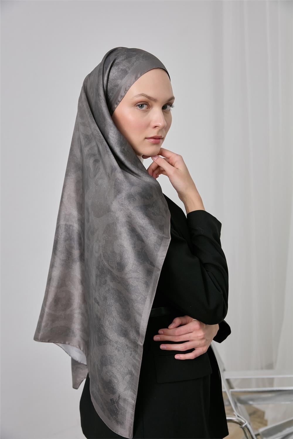 Polyester Karışımlı Shiny Eşarp Metalik Gri Etnik Desenli Parlak Dokulu 90x90