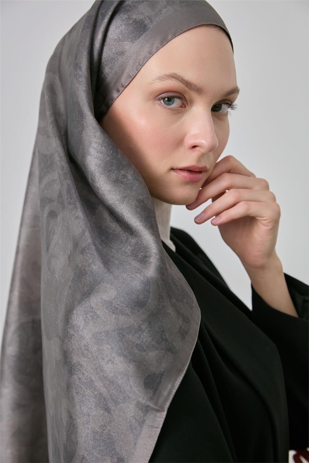 Polyester Karışımlı Shiny Eşarp Metalik Gri Etnik Desenli Parlak Dokulu 90x90