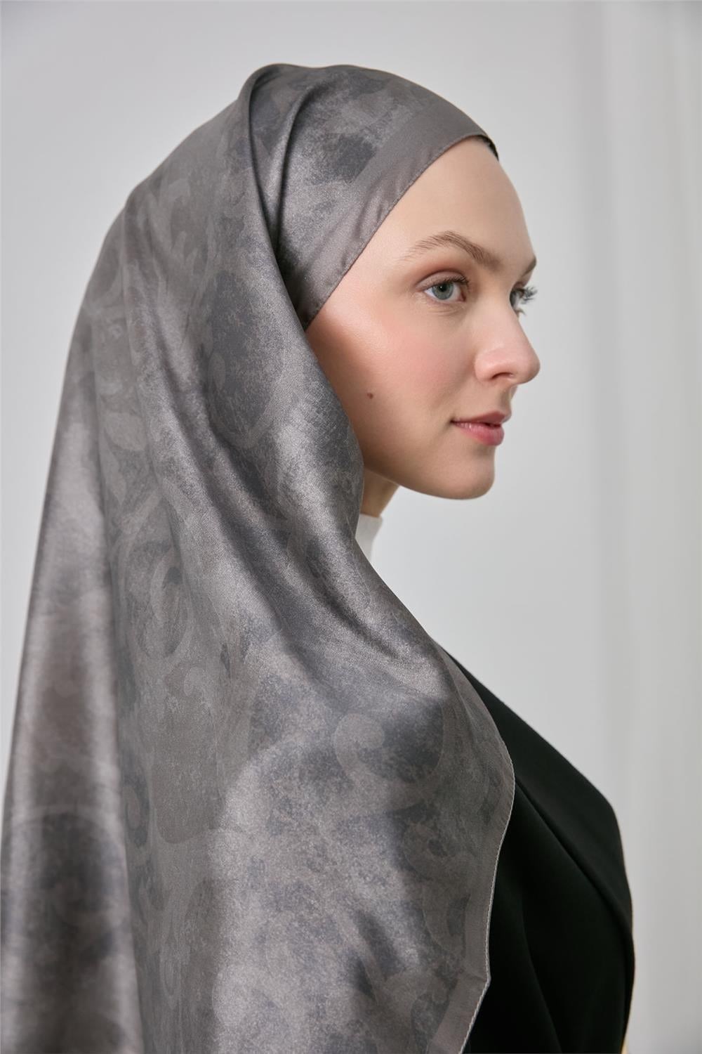 Polyester Karışımlı Shiny Eşarp Metalik Gri Etnik Desenli Parlak Dokulu 90x90