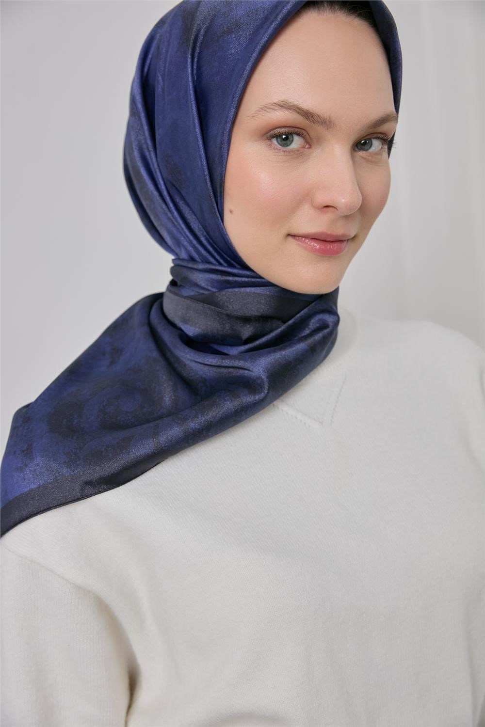 Polyester Karışımlı Shiny Eşarp Morcivert Etnik Desenli Parlak Dokulu 90x90