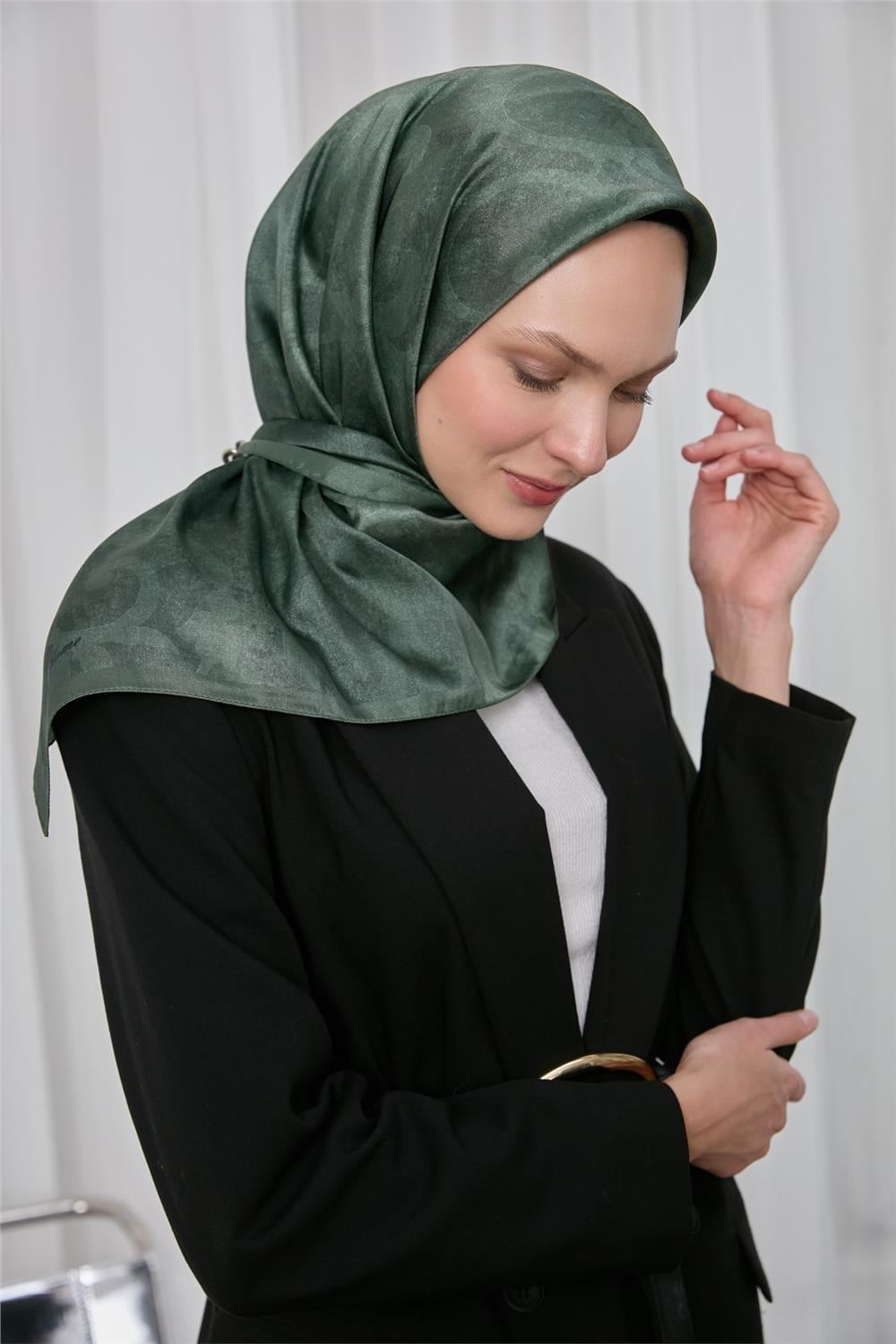Polyester Karışımlı Shiny Eşarp Yeşil Etnik Desenli Parlak Dokulu 90x90