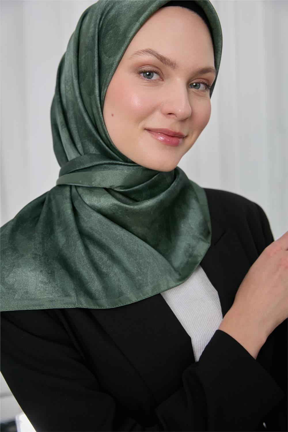 Polyester Karışımlı Shiny Eşarp Yeşil Etnik Desenli Parlak Dokulu 90x90