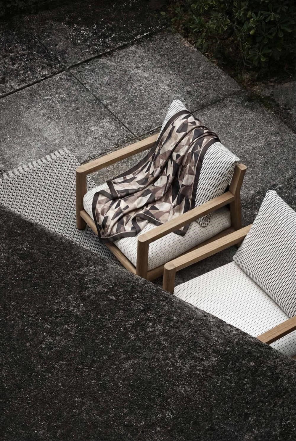 Shiny Dokulu Eşarp Koyu Füme Mocha Tonlu Geometrik Desenli Su Tutmaz Parlak 90x90
