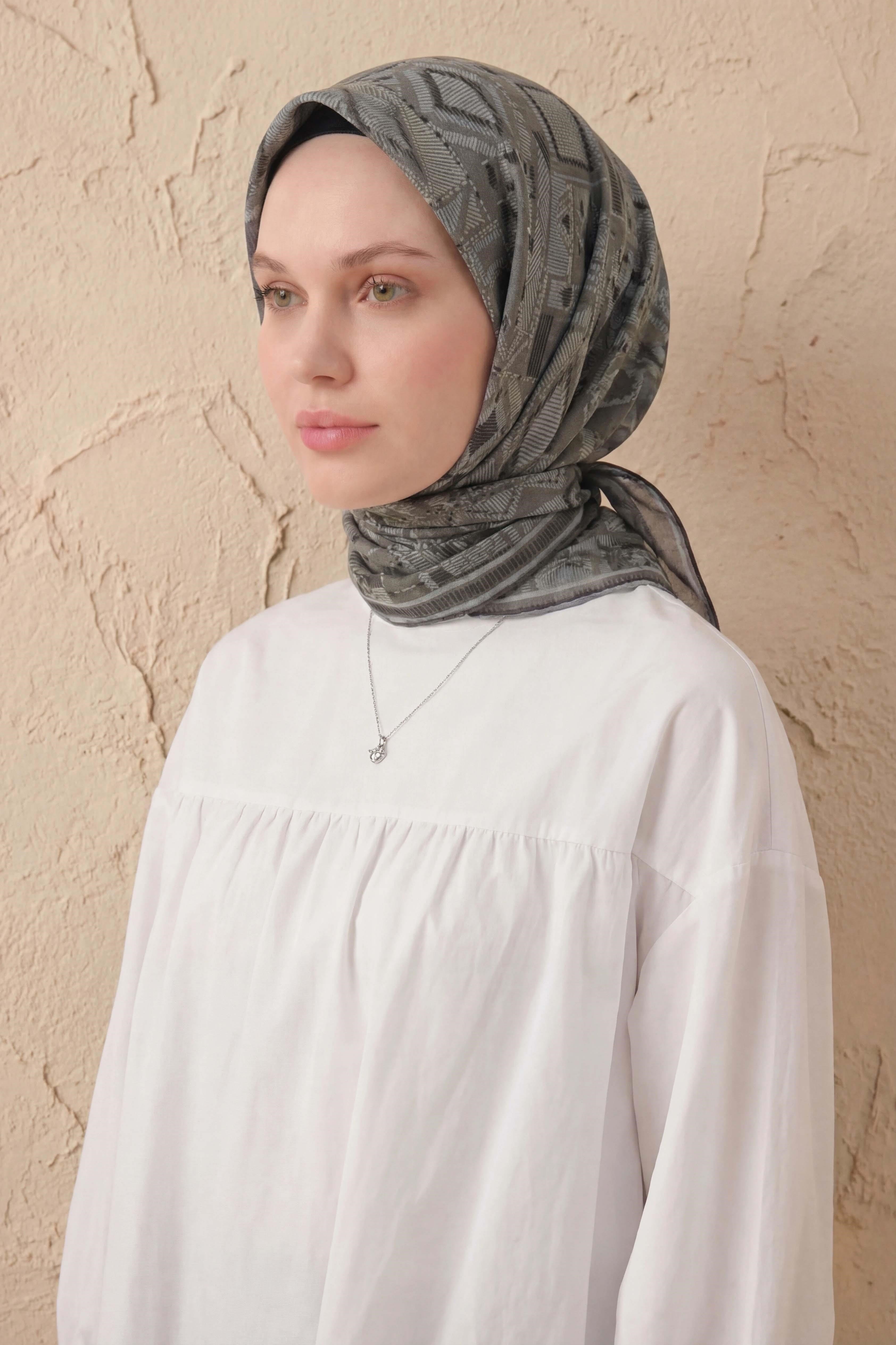 Soft Eşarp Geometrik Desen Eğrelti Yeşili 90x90